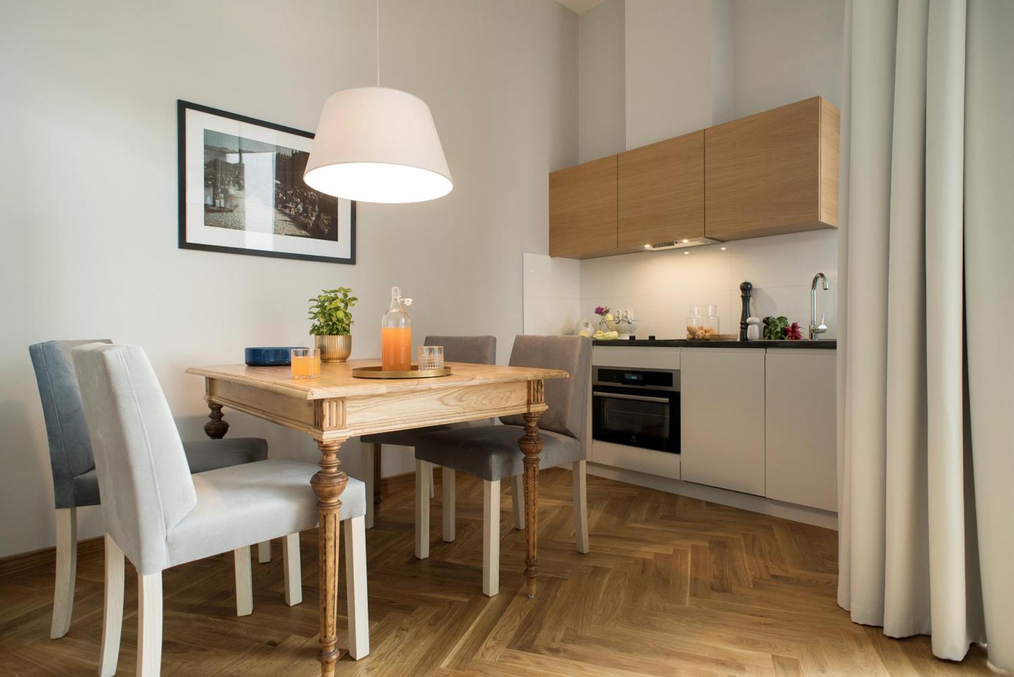 Deluxe One-Bedroom Apartment