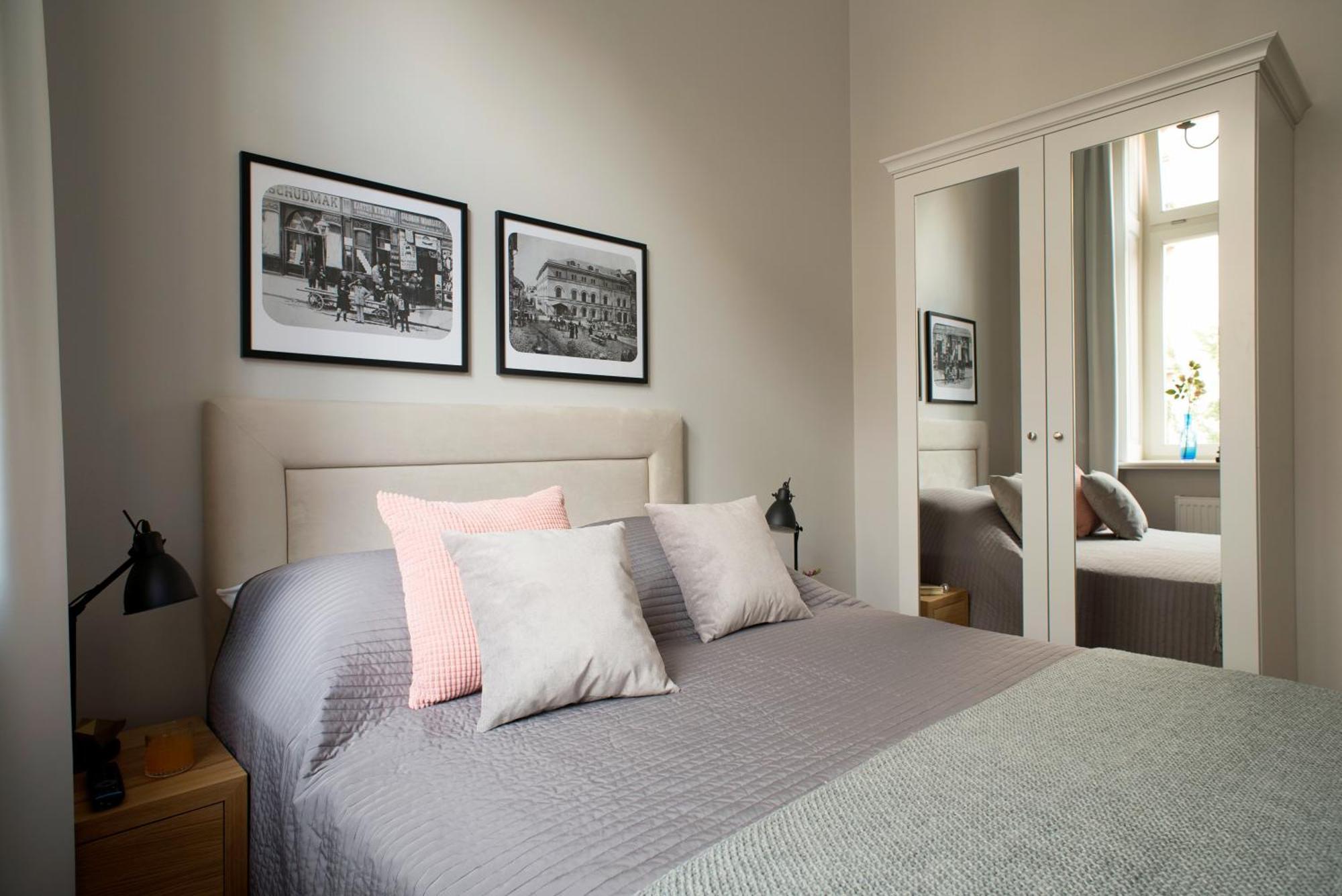 Deluxe One-Bedroom Apartment